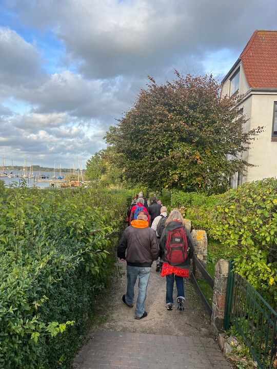 Unser Spaziergang startet flotten Schrittes.