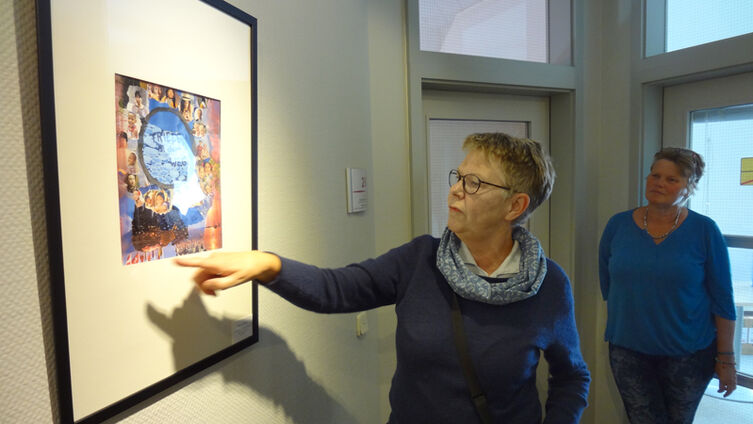 Maren Kotting erlautert ihre Friedenscollage