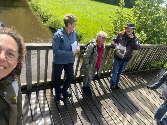 Menschen auf Brücke