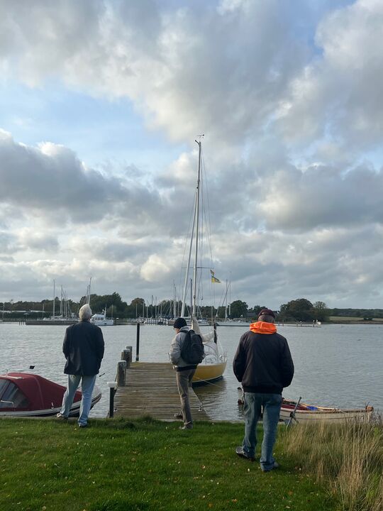 Mit Blick auf den Wassersporthafen