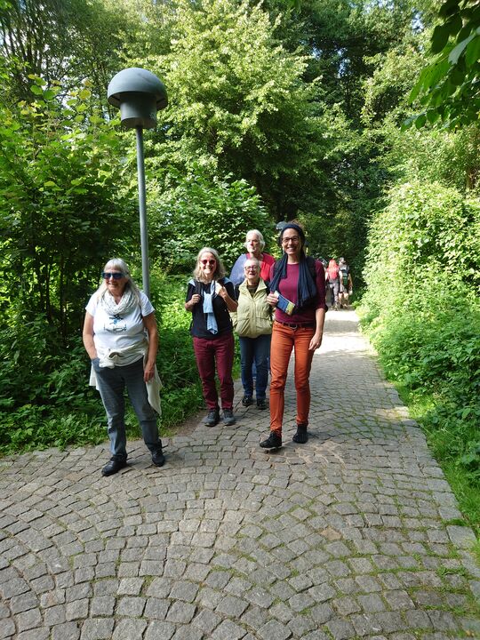 Weg mit Gruppe im Wald