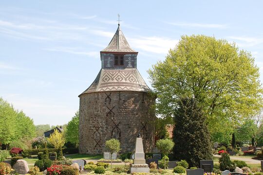 Foto Kirche Oeversee Fruehling Turm quer