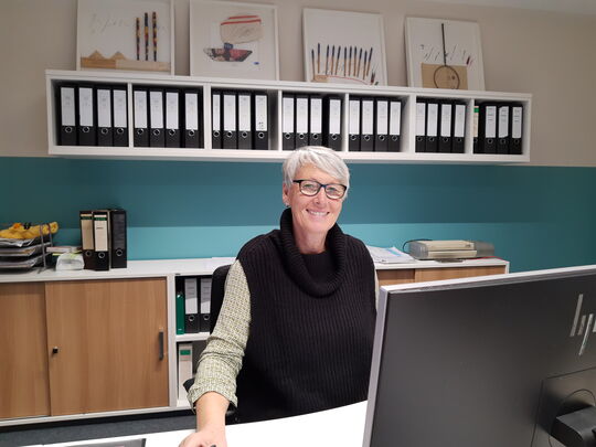 Frau Kath-Schuster an ihrem Arbeitsplatz