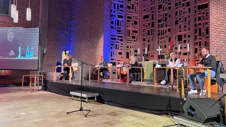 Die Podiumsgäste in der St. Michael-Kirche in Flensburg