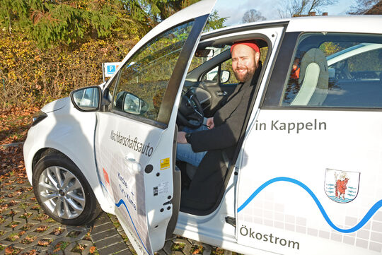 Kunde Nr. 1 Pastor Lars Wüstefeld startet das Nachbarschaftsauto (Foto: Ahrens)