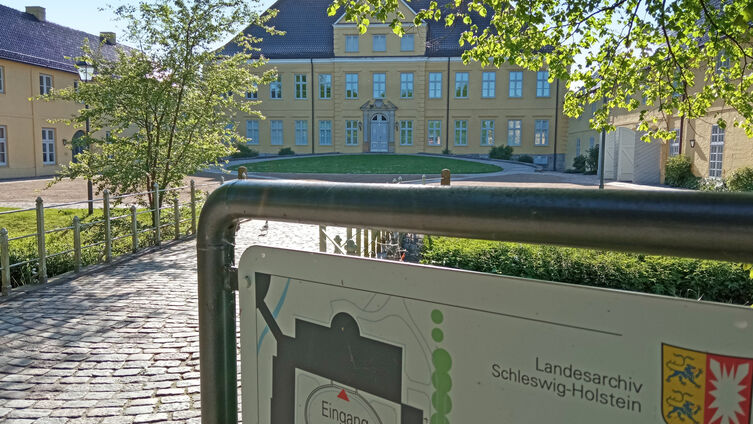 Landesarchiv mit Landeswappen (Foto: Pfeifer)