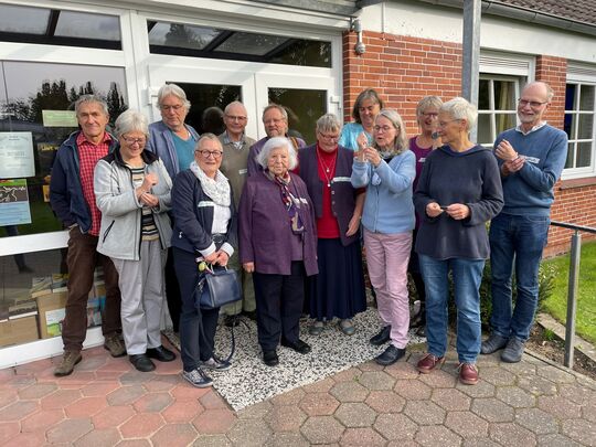 Gruppe vor Gebäude