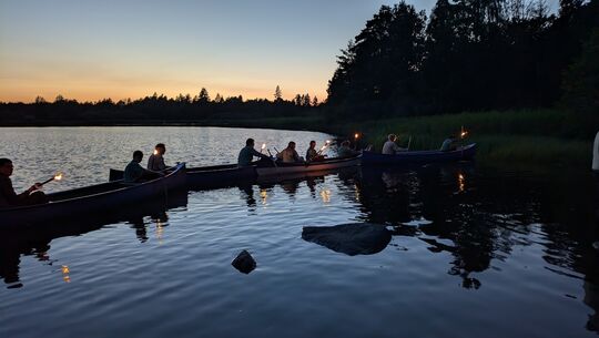 Kanu im Fackelschein