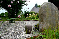 <a href="/nachrichten/artikel/nachricht/ruhe-sanft-zusammen-gemeinsame-bestattung-von-mensch-und-tier-in-harrislee-moeglich.html" target="_self">Ruhe sanft zusammen: Gemeinsame Bestattung von Mensch und Tier in Harrislee möglich</a>