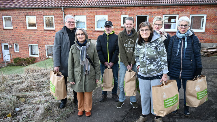 Von den Nikoläusen beschenkte BewohnerInnen und Sozialarbeiterin Dörte Papke-Polster (zweite von rechts) Foto: Ahrens