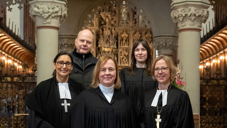 Prädikatin Ilona Noll (vorne Mitte) beim Einsegnungsgottesdienst im Dom (Foto: Tim Riedinger)