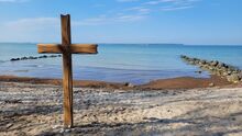 Der Strand von Neukirchen hat wieder ein Kreuz
