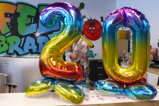 Luftballons stellen die Zahl 20 dar