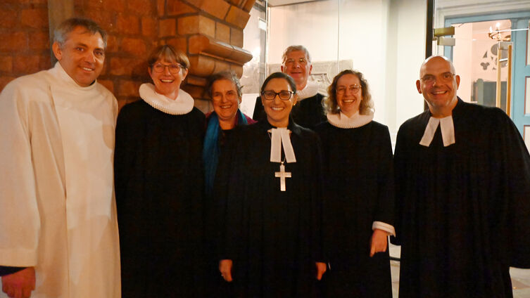 Deutsch-dänisches Team gestaltete den Reformationsgottesdienst: Pastor Dr. Marcus Friedrich, pastor Merethe Neldeberg Jörgensen, Andra Mourisse, Pröpstin Rebecca Lenz, provst Hasse Neldeberg Jörgensen, pastor Alena Strelow, Stadtpastor Johannes Ahrens