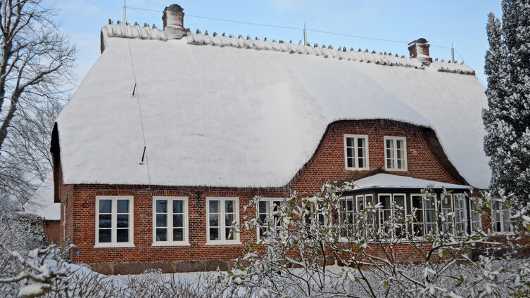 Pastorat Husby im Schnee (Foto: Hans-Christian Gerber)