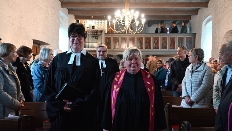 Pastorin Anke Andersson, Propst Helgo Jacobs und Pastorin Iris Rönndahl beim Einzug zum Gottesdienst / Foto: Ahrens