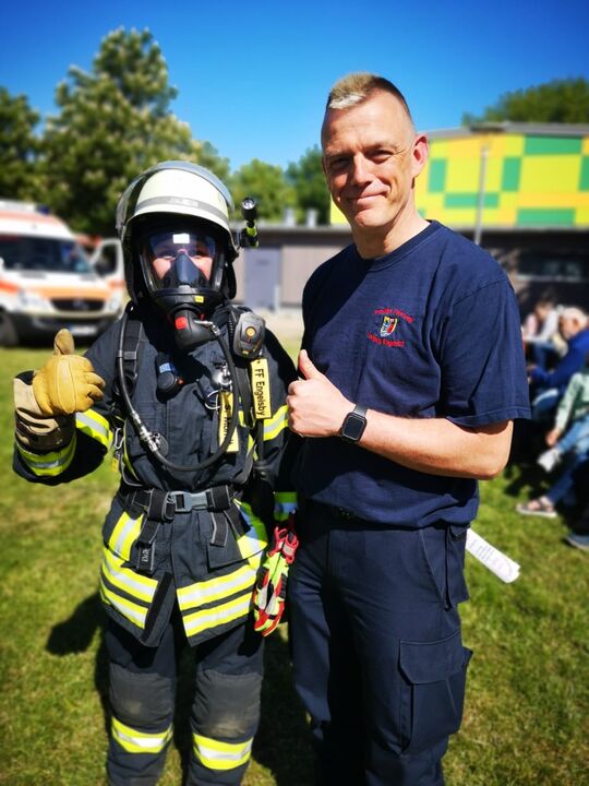 Foto: Jugendzentrum Engelsby Junge im Feuerwehranzug