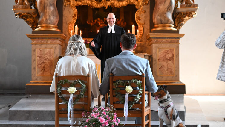 Spontanhochzeiten: Stadtpastor Johannes Ahrens traut ein Paar. Foto: Tomberger