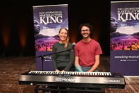 <a href="/nachrichten/artikel/nachricht/martin-luther-kings-hoffnung-auf-frieden-im-mittelpunkt-volles-deutsches-haus-bei-der-ersten-chorprobe-fuer-das-musical.html" target="_self">Martin-Luther-Kings Hoffnung auf Frieden im Mittelpunkt: Volles Deutsches Haus bei der ersten Chorprobe für das Musical</a>