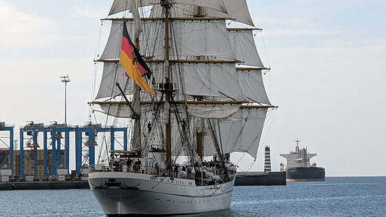Das Segelschulschiff Gorch Fock läuft aus (Foto: Claudia Köckert)