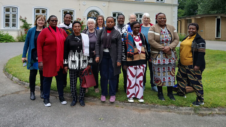 Die acht Gäste aus Tansania mit Ehrenamtlichen und den Gastgeberinnen Pastorin Silke Nicoline Hansen (links) und Claudia Niklas-Reeps (6. von links) vor dem Regionalzentrum in Kappeln (Foto: Jenna Buckley)