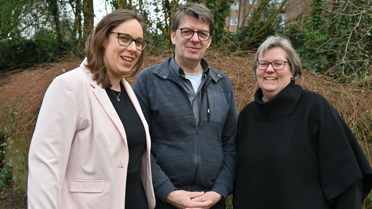 Neues Synodenpräsidium vlnr Pastorin Sarah Hertel, Präses Sven Landschoof, Wiebke Köster / Foto: Ahrens