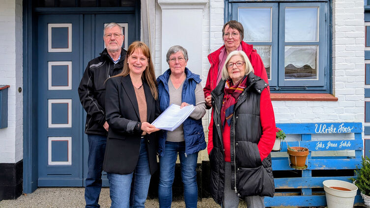 V. l. n. r.: Manfred Jendreki, Ulrike Joos, Sini Thomsen, Helga Axelsen und vorn Annemarie Manusch (Foto Anja Ahrens)
