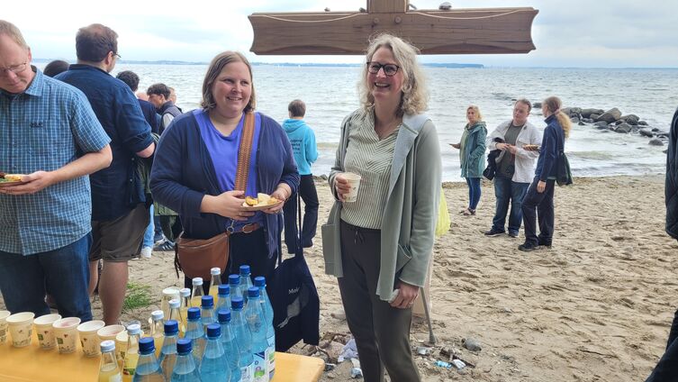 Andrea Stoltenberg (rechts) beim Empfang mit Kollegin Christine Molter / Foto Matzen