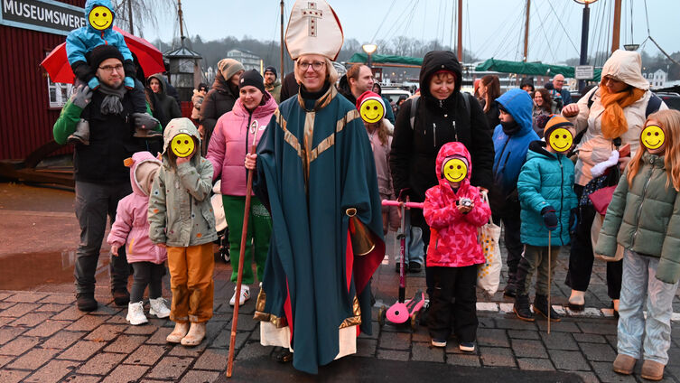 Beim Besuch des Nikolauses 2024: Kinder mit dem Nikolaus auf dem Weg zum Museumshafen / Foto: Ahrens 