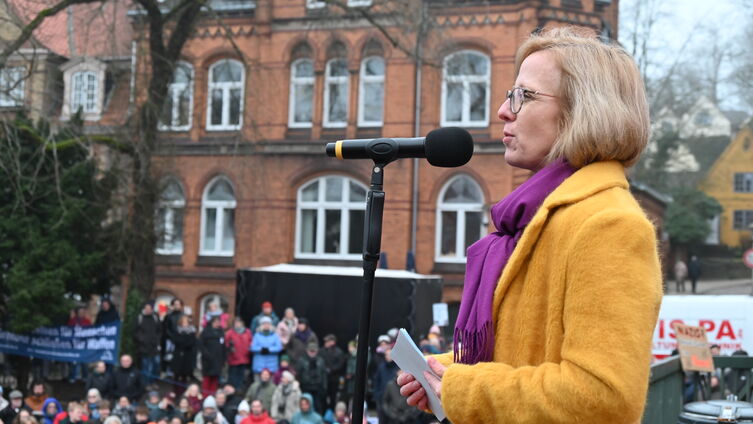 Bischöfin Nora Steen spricht bei der Demo in Flensburg / Foto: Ahrens