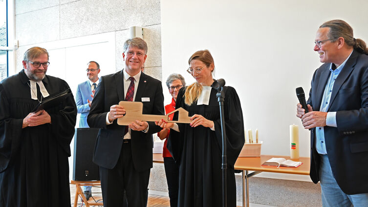 Schlüsselübergabe an Pastorin Sandra Matz und Pastor Michael Dübbers (Foto: Anja Ahrens)