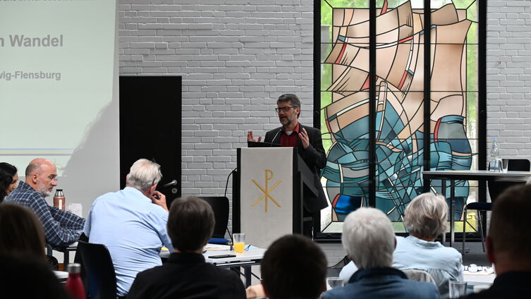 Oberkirchenrat Mathias Lenz berichtet vom Zukunftsprozess der Nordkirche / Foto: Ahrens