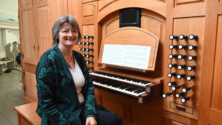 Die neue Kreiskantorin Susanne Paulsen an der Kappelner Orgel | Foto: Ahrens