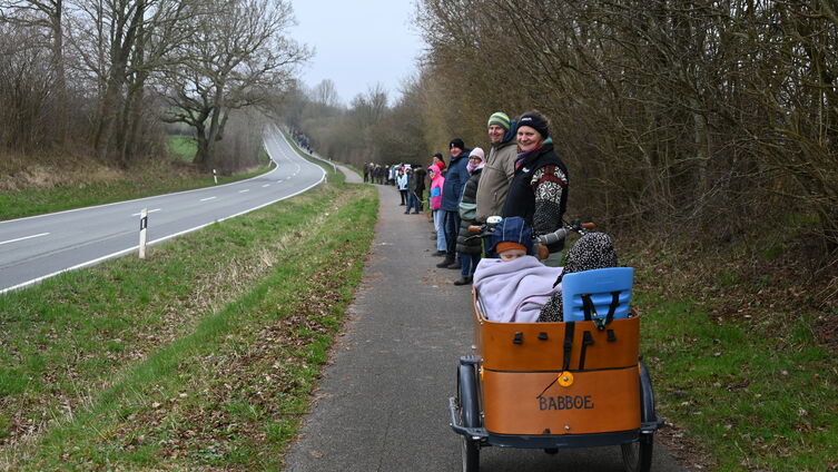 Menschenkette zwischen Freienwill und Großsolt (Foto: Ahrens)