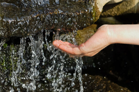 Wasser rinnt durch Hand