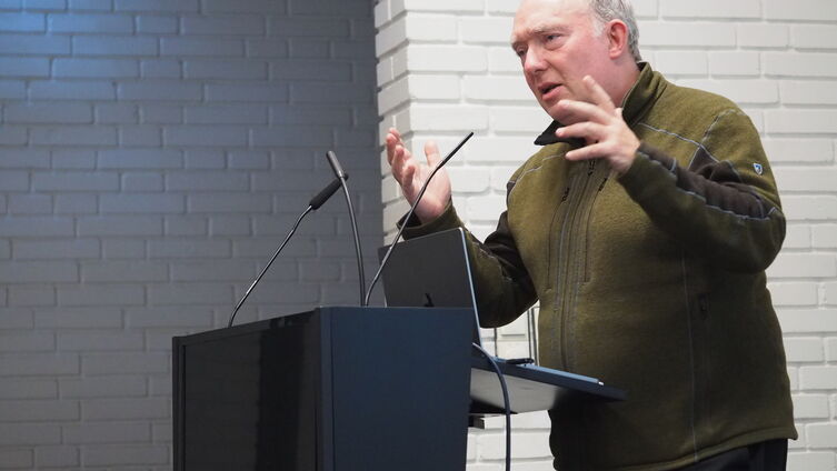 Referent Paul Steffen beim Vortrag in der Akademie Sankelmark | Foto: Ahrens
