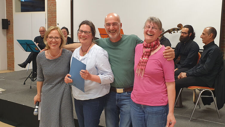 Bei der Zertifikatsübergabe. Es freuen sich vlnr: Bischöfin Nora Steen, Pastorin Kristina Wiele-Wohlfahrt, Martin Pankratz und Sandra Limke aus der Kirchengemeinde Nieharde (Foto: Limke)