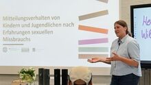 „Erzähl doch mal – oder: Wie spreche ich mit Kindern und Jugendlichen, die von sexueller Gewalt betroffen sein könnten 