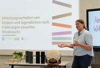 <a href="/nachrichten/artikel/nachricht/erzaehl-doch-mal-oder-wie-spreche-ich-mit-kindern-und-jugendlichen-die-von-sexueller-gewalt-betroffen-sein-koennten.html" target="_self">„Erzähl doch mal – oder: Wie spreche ich mit Kindern und Jugendlichen, die von sexueller Gewalt betroffen sein könnten </a>