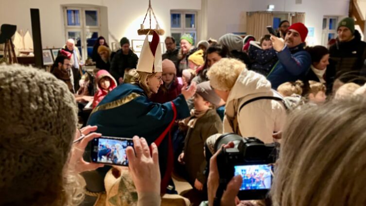 Segnen der Kinder beim Nikolaus-Besuch im vergangenen Jahr (Foto: Johannes Ahrens)