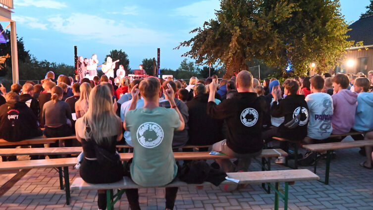 Konfies und Teamer beim modernen Gottesdienst draußen (Foto: Sünje Lunde)