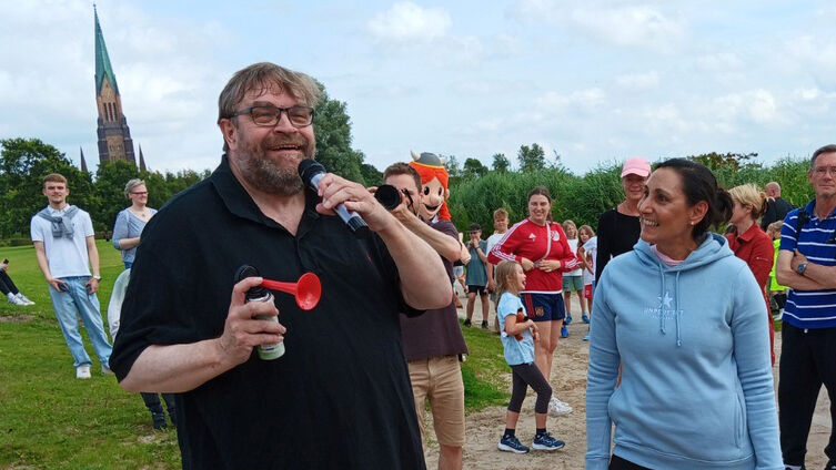 Propst Helgo Jacobs und Pröpstin Rebecca Lenz gaben das Startsignal zum 4. Schleswiger Inklusionslauf / Foto: Hamester