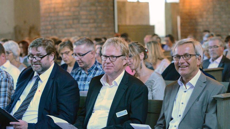 Vlnr Propst Helgo Jacobs Ernst Otto Lowenstrom Pastor Thomas Nolte im Jubilaumsgottesdienst Foto Pfaff