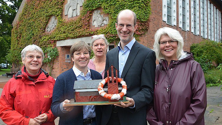 Kirchenmodell vor echter Kirche Aktionskreis Gemeindeleben mit vlnr Brigitte Remmer Silke Berendsen Wiebke Dromann Tobias Dromann Andrea Bloching Foto Pfaff Kirchenmodell vor echter Kirche Aktionskreis Gemeindeleben mit vlnr Brigitte Remmer Silke Berendsen Wiebke Dromann Tobias Dromann Andrea Bloching Foto Pfaff