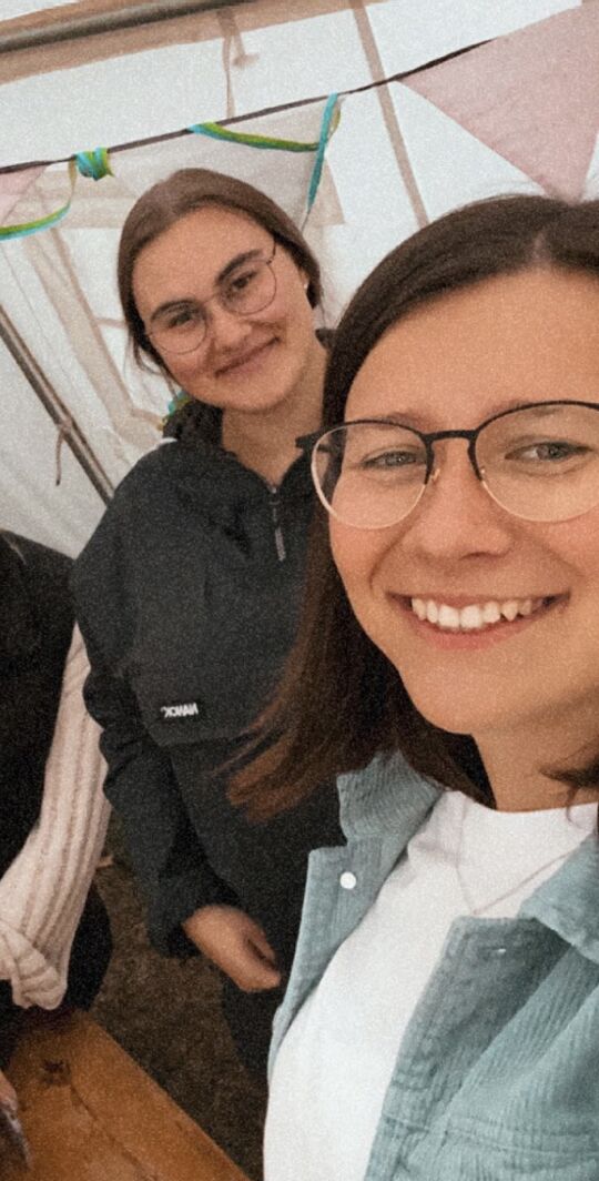 Hallo! Hier sind Mailin und Vanessa, jetzt ehemalige ehrenamtliche Helferinnen der Fri-Ju. Am 01.09.2023 feierten wir unsere Verabschiedung aus der Fri-Ju, aus unserem Jugendraum. Wir schauen auf mittlerweile über 10 gemeinsame Jahre zurück. Diese haben sich im Laufe der Zeit mit schönen Erinnerungen und Erfahrungen gefüllt. Mit der Zeit haben wir dazu gelernt, wir konnten wachsen und eigene Projekte auf die Beine stellen. Danke für das Vertrauen. Außerdem wollten wir uns noch einmal für die schöne und unvergessliche Zeit bedanken und uns auch von der gesamten Gemeinde verabschieden. Natürlich werden wir ab und zu nochmal reinschauen ;) Danke für die gemeinsame Zeit. Danke für das gemeinsame Lachen. Danke für die tollen Aktionen. Danke für das Vertrauen in uns. Danke für unvergessliche über 10 Jahre. Damit verabschieden wir uns nun auch. Ihr werdet uns fehlen. Aber wie heißt es so schön? Wir und auch ihr seid ja nicht aus der Welt. Eure Mailin und Vanessa