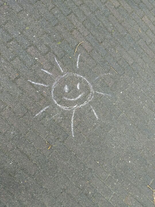 die Sonne, auf den Kirchplatz gemalt