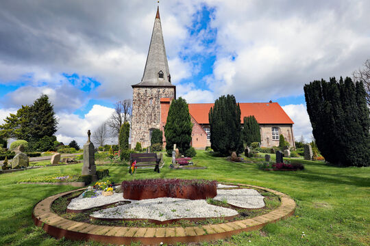 Kirche mit Friedhof