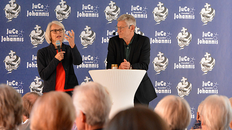 Prof Ines Heinl und Stephan Richter im vollbesetzten Saal Jubilaum Cafe 50 Foto Pfaff Prof Ines Heinl und Stephan Richter im vollbesetzten Saal Jubilaum Cafe 50 Foto Pfaff