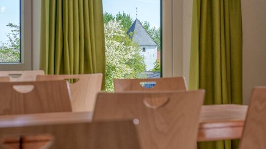 Rosenhaus Saal mit Blick auf die Kirche