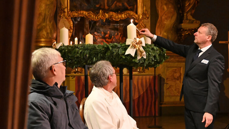 Küster Arne Tomberger entzündete die erste Kerze am Adventskranz (Foto: Ahrens)